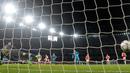 Kiper Arsenal, Petr Cech (kiri) gagal menghalau tendangan penalti penyerang Barcelona, Lionel Messi pada leg pertama 16 besar Liga Champions di Stadion Emirates, Inggris (24/2). Barcelona menang atas Arsenal dengan skor 2-0. (Reuters/Toby Melville)