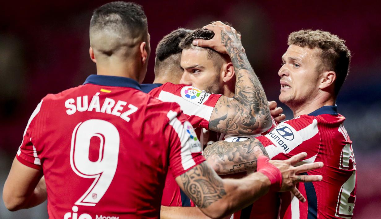 Para pemain Atletico Madrid merayakan gol pertama ke gawang Real Sociedad yang dicetak gelandang Yannick Carrasco (tengah) dalam laga lanjutan Liga Spanyol 2020/2021 pekan ke-36 di Wanda Metropolitano Stadium, Rabu (12/5/2021). Atletico menang 2-1 atas Sociedad. (AP/Bernat Armangue)