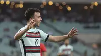 Memasuki babak kedua, Portugal tetap mendominasi permainan. Peluang bertubi-tubi skuat Seleccao akhirnya pecah pada menit ke-75. Umpan silang Joao Cancelo berhasil ditanduk oleh Diogo Jota. (Foto: AP/Aziz Karimov)