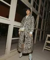 Hadir di fashion show, Dian Sastro kenakan kemeja lengan panjang di balik oversized laser cut outer. Dipadu dengan bawahan pendek dan heels [@therealdisastr]