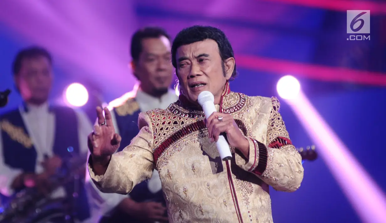 Penampilan Rhoma Irama dan Soneta Grup saat membuka HUT Indosiar ke-23 di Jakarta Convention Center (JCC), Kamis (11/1). Rhoma membawakan dua lagu India di Konser Raya 23 Tahun Indosiar Luar Biasa. (Liputan6.com/Helmi Fithriansyah)