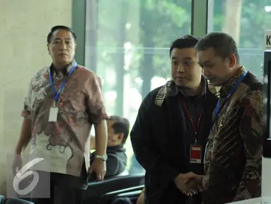Direktur PT Agung Sedayu Group, Richard Halim Kusuma (kanan) bersiap masuk ke dalam gedung KPK Jakarta, Rabu (20/4/2016). Richard diperiksa terkait dugaan suap pembahasan raperda reklamasi Teluk Jakarta. (Liputan6.com/Helmi Fithriansyah)
