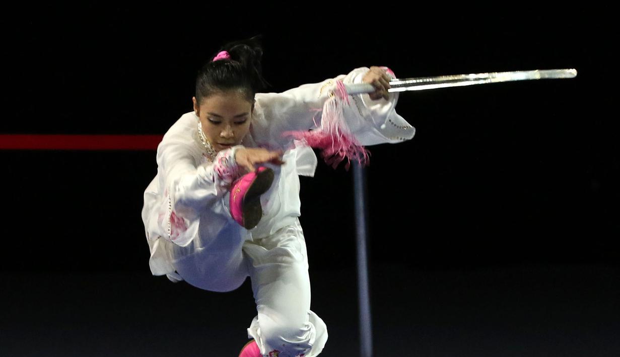 Lindswell Kwok saat beraksi di nomor taijijian. (Bola.com/Arief Bagus)