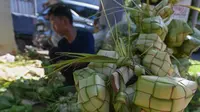Beberapa pedagang musiman kulit ketupat di Pasar Pondok Labu Jakarta, yang rata-rataberasal dari Bogor dan Serang, mengaku penjualan ketupat tahun ini menurun. Penurunan bisa mencapai 50 persen. (merdeka.com/Arie Basuki)