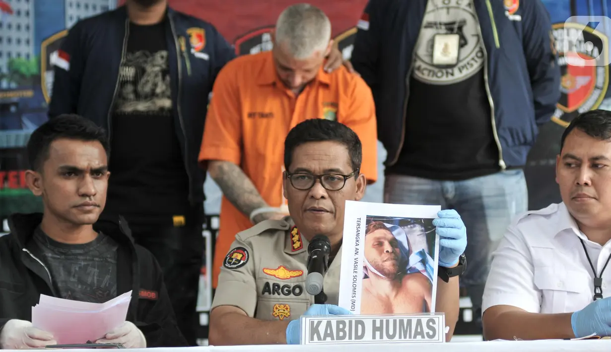 Kabid Humas Polda Metro Jaya Kombes Pol Argo Yuwono (tengah) menunjukkan foto tersangka kasus pembobolan ATM saat rilis di Mapolda Metro Jaya, Jakarta, Senin (11/11/2019). Polisi membekuk dua tersangka WN Rumania, satu di antaranya tewas karena melawan saat penangkapan. (merdeka.com/Iqbal Nugroho)