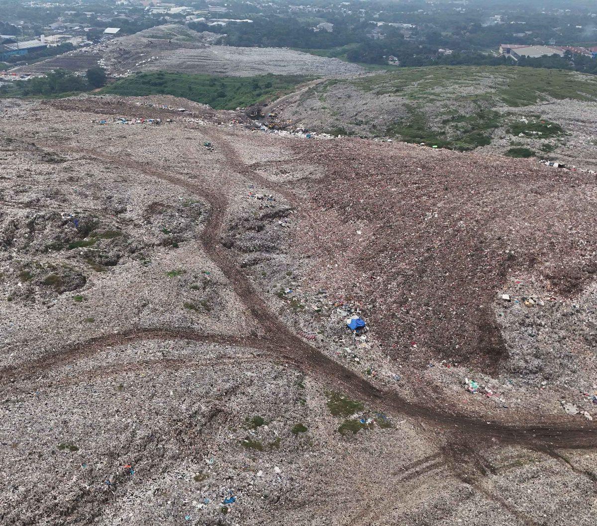 Foto udara memperlihatkan hamparan sampah yang menggunung di kawasan Tempat Pembuangan Sampah Terpadu (TPST) Bantar Gebang, Bekasi, Jawa Barat, Kamis (2/5/2024). TPST Bantar Gebang menjadi sorotan lantaran tinggi gunungan sampahnya telah mencapai 40 meter