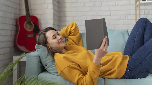 wanita november cerdas