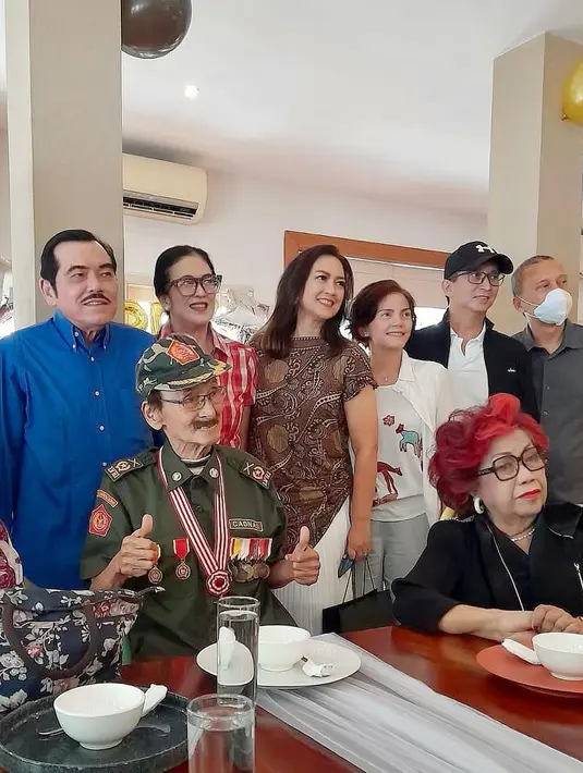 "Sebagai salah satu veteran perang kemerdekaan bangsa 🇮🇩, papa sudah merasakan semuanya, dari bangsa yg terjajah, hingga kemajuan bangsa Indonesia yg kita semua bisa rasakan saat ini." tulis Ari Wibowo. [Instagram/@irawbw]