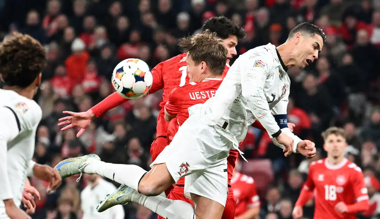 Sang megabintang Cristiano Ronaldo yang dijaga ketat benar-benar kesulitan menembus tembok pertahanan tim Dinamit. (AFP/Jonathan Nackstrand)