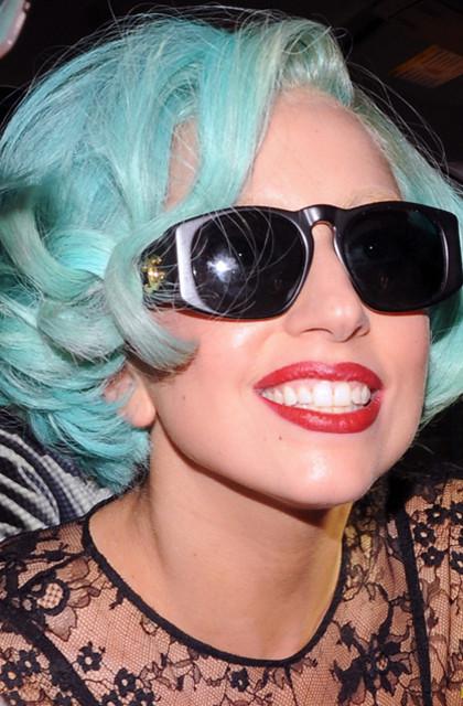 Lady Gaga, Biaya Perawatan Gigi dan Membeli Perhiasan ...