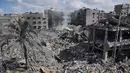 Warga mencari orang-orang yang tewas dalam serangan udara Israel di Kamp Pengungsi Bureij, Jalur Gaza, Palestina, Rabu (18/10/2023). (AP Photo/Hatem Moussa)