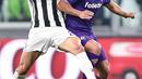 Aksi pemain Juventus, Daniele Rugani (kiri) berebut bola dengan pemain Fiorentina, Giovanni Simeone pada lanjutan Serie A di Allianz Stadium, Turin, (20/9/2017). Juventus menang 1-0. (Alessandro Di Marco/ANSA via AP)