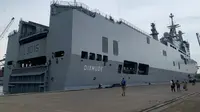 Kapal Angkatan Laut Prancis, LHD Dixmude yang singgah di Pelabuhan Tanjung Priok pada 25-29 Maret 2023 dalam misi Jeanne d'Arc. (Liputan6/Benedikta Miranti)