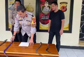 Barang bukti tawuran geng motor di Sukabumi