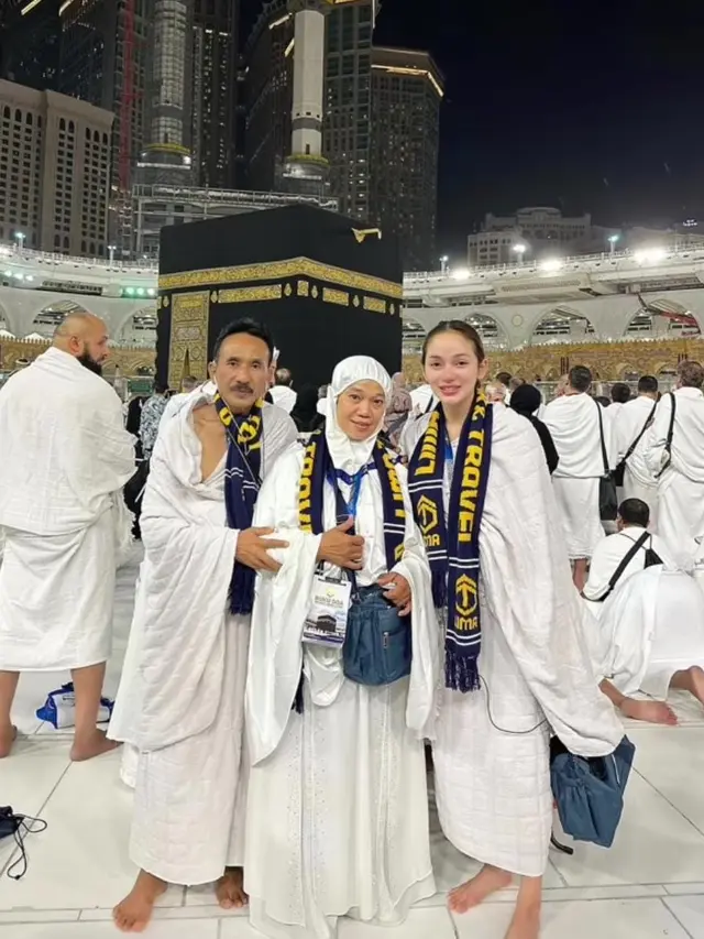 Transgender bernama Jeje pergi umrah bersama kedua orangtuanya