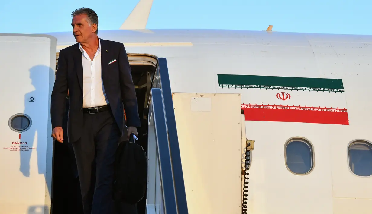 Pelatih Iran, Carlos Queiroz bersama timnya saat tiba di Moskow Vnukovo airport, (5/6/2018). Iran berada satu grup dengan Spanyol, Portugal, dan Maroko. (AFP/Yuri Kadobnov)