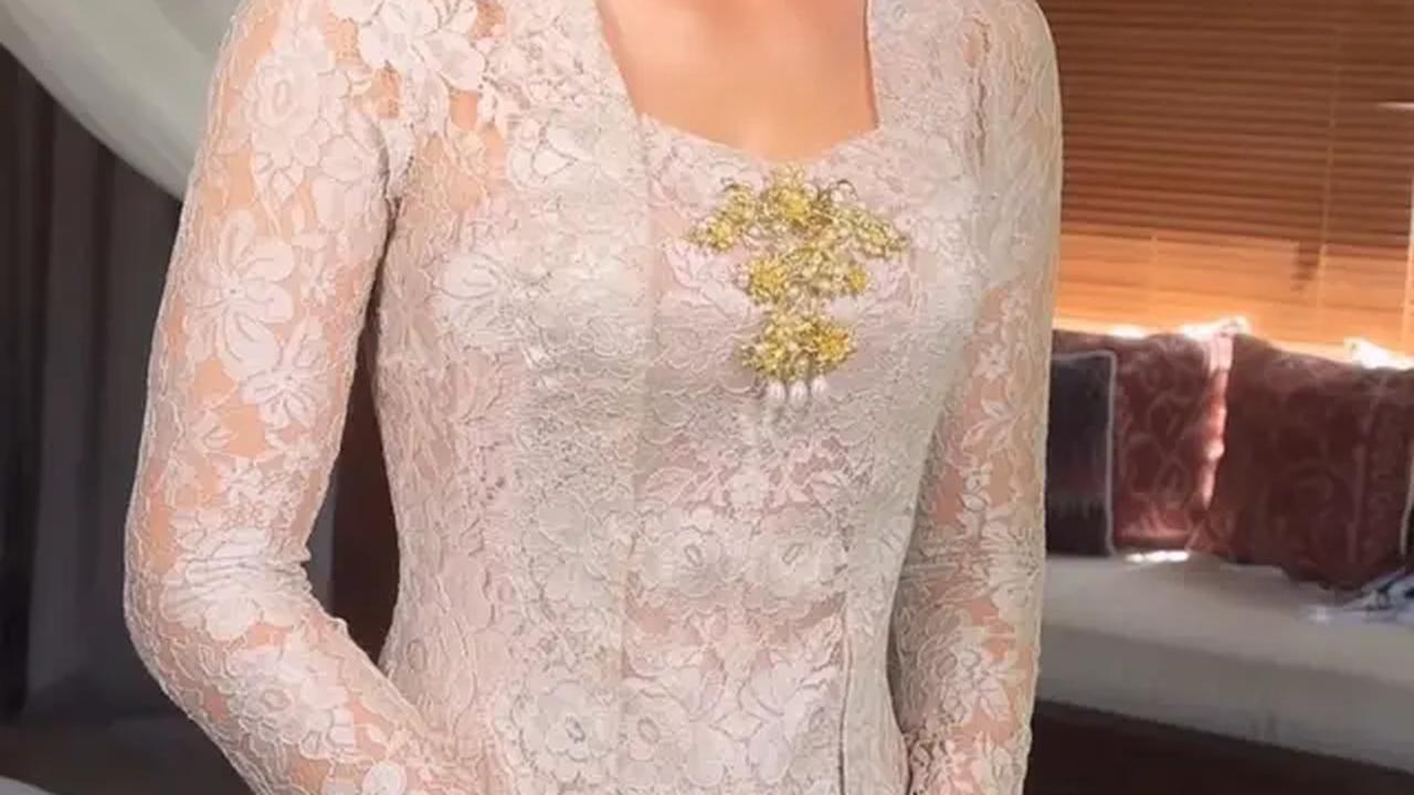 Kebaya pilihan Luna Maya di hari pernikahan. [@rhay_david]