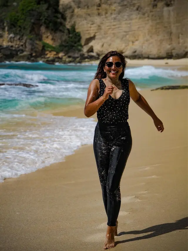 Ashanty Pamer Kulit Tanned di Pantai, Ini 6 Potretnya yang Curi Perhatian