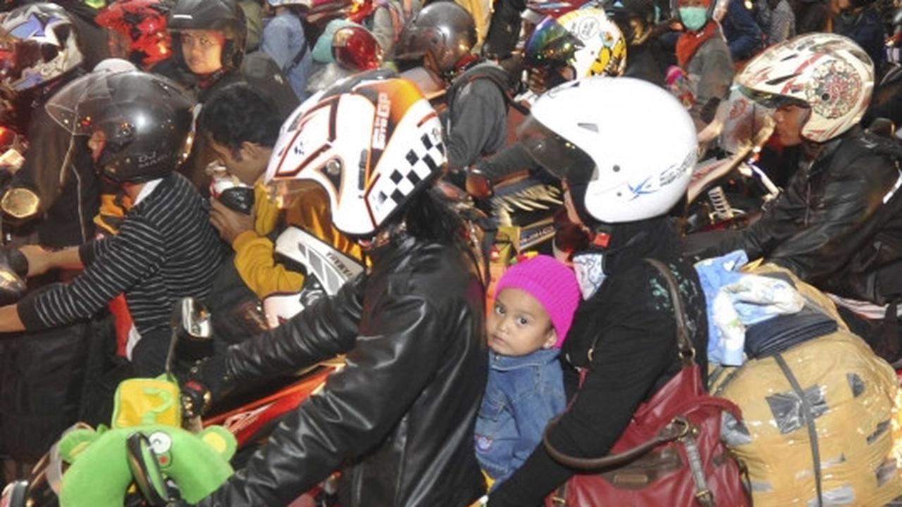 Potret lelah anak-anak pemudik sepeda motor