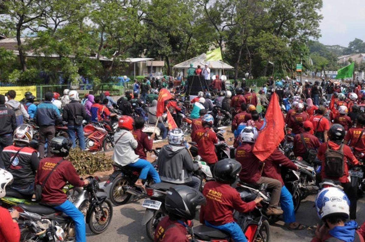 Aksi buruh Pulogadung sweeping pabrik pakai motor mewah