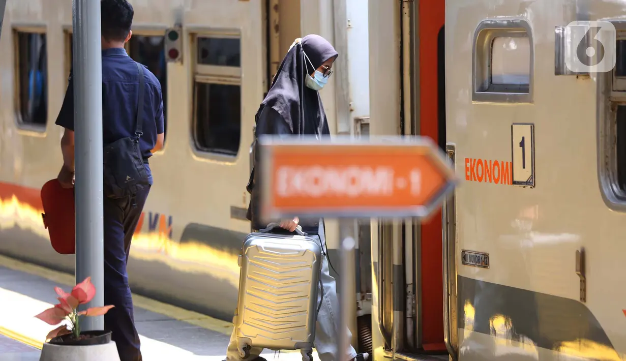 Untuk tiket mudik lebaran pada hari ini sudah terjual sebanyak 100 persen dengan dengan okupansi Stasiun Cirebon dan Purwokerto. (Liputan6.com/Helmi Fithriansyah)