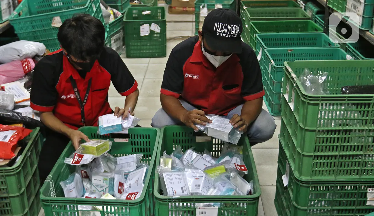 Pekerja menata paket obat COVID-19 di salah satu gerai ekspedisi SiCepat di Jalan K.S Tubun, Petamburan, Jakarta, Sabtu (17/7/2021). Paket obat COVID-19 gratis dari pemerintah pusat untuk pasien isolasi mandiri berupa multivitamin, Azithtromycin, dan Oseltamivir. (Liputan6.com/Herman Zakharia)
