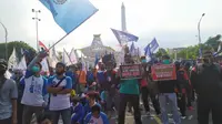 Aksi demo buruh menolak UU Cipta Kerja di Surabaya, Jawa Timur pada Selasa, (27/10/2020) (Foto: Liputan6.com/Dian Kurniawan)