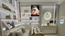 Mengutamakan kenyamanan, tersedia area skincare lounge yang leluasa untuk pelanggan berkonsultasi dan mencoba beragam produk. / Foto dok: Fimela.