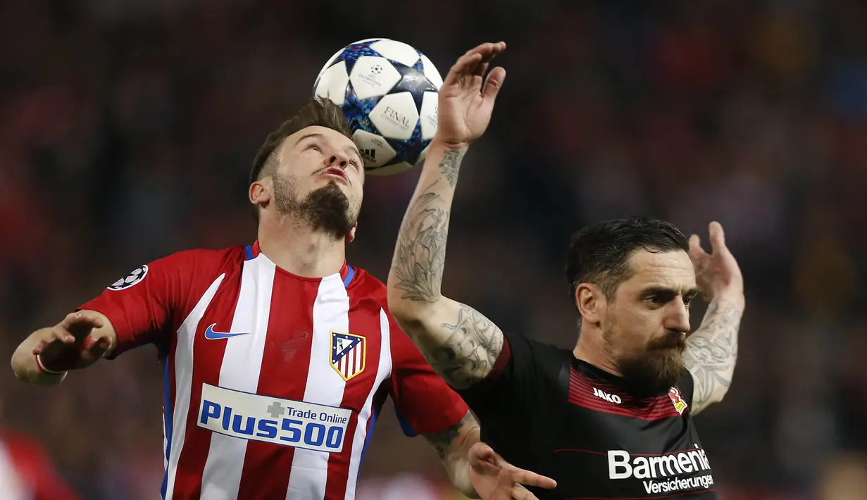 Duel pemain Atletico, Saul Niguez (kiri) dan pemain Leverkusen, Roberto Hilbert pada laga leg kedua Babak 16 Besar Liga Champions di Vicente Calderon stadium, Madrid,  Rabu (15/3/2017). Atletico lolos dengan agregat 4-2. (AP/Daniel Ochoa de Olza)