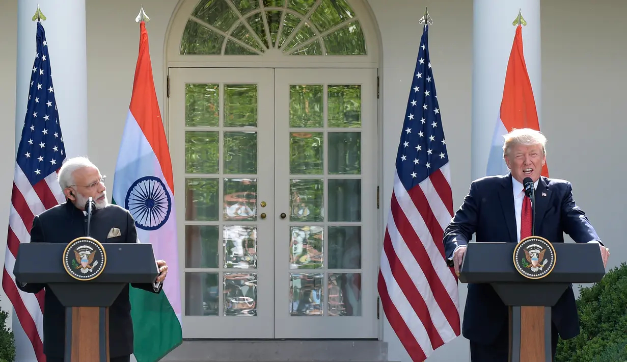 Presiden Donald Trump berpidato saat kedatangan PM India di Gedung Putih, Washington (26/6). Trump menyatakan, AS adalah teman sejati India dan hubungan antara kedua negara demokrasi besar itu akan selalu menjadi lebih baik. (AP Photo/Susan Walsh)