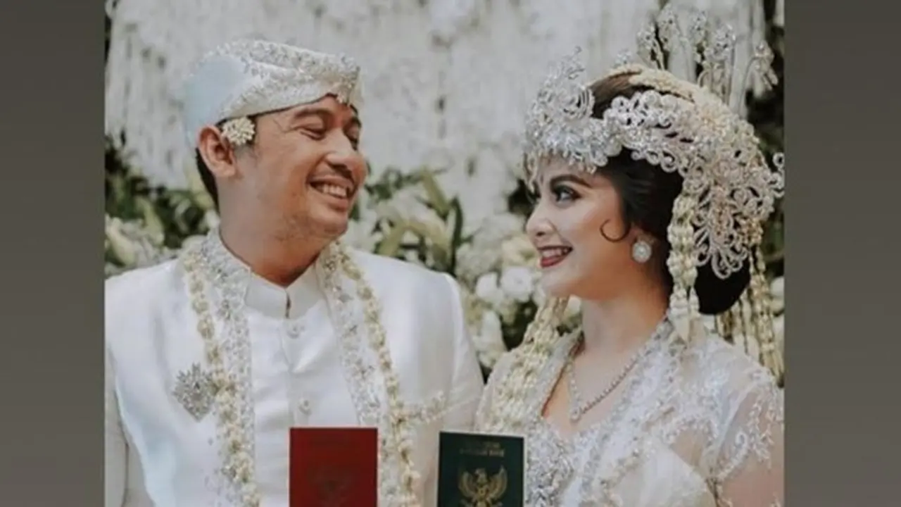 Sah Jadi Suami-Istri, Ini 6 Momen Pernikahan Tiwi Eks T2 dengan Adat Sunda