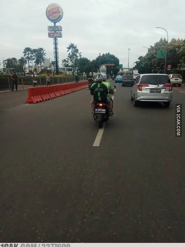 6 Aksi Polisi di Jalan Raya Ini Curi Perhatian, Penuh Totalitas