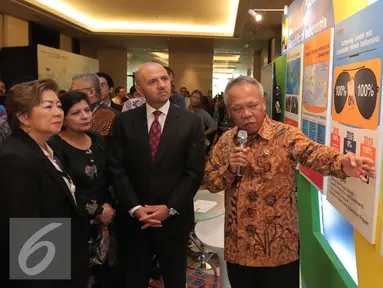 Menteri PUPR, Basuki Hadimuljono (kanan) memberikan penjelasan kepada Menteri Pengembangan Perkotaan Afghanistan Sayed Sadat Mansor Naderi saat menghadiri Asia Pasifik Urban Forum (APUF) ke-6 di Jakarta, Senin (19/10/2015). (Liputan6.com/Angga Yuniar)