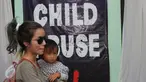 Artis Sheila Marcia bersama putri bungsunya Precious Brianna Yael Mirano saat mendatangi Komnas Anak, Jakarta, beberapa waktu lalu.(Liputan6.com/Herman Zakharia)