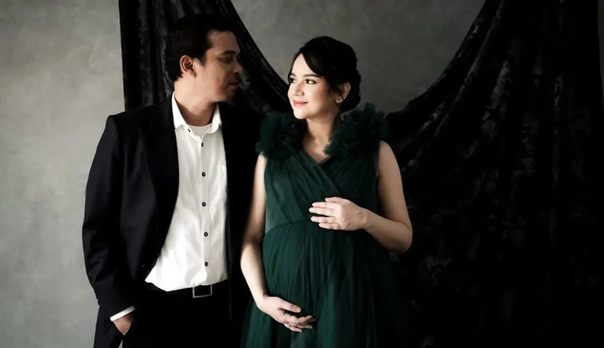 Angelica Simperler dan Rico Daeng tengah berbahagia atas kehadiran jagoan kecil mereka. Setelah menantikan selama sembilan bulan, akhirnya pada Rabu (17/3/2021), bayi yang berjenis kelamin laki-laki pun lahir. (Instagram/angelicasimp.new)
