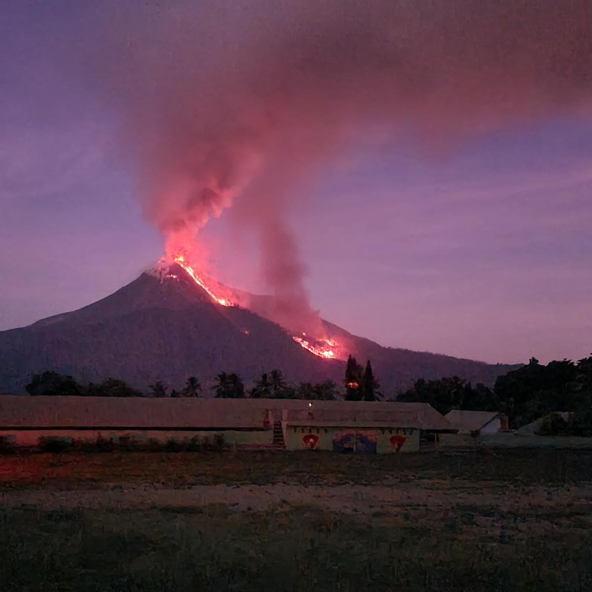 Warga Minta Dievakuasi dari Posko Akibat Erupsi Gunung Lewotobi