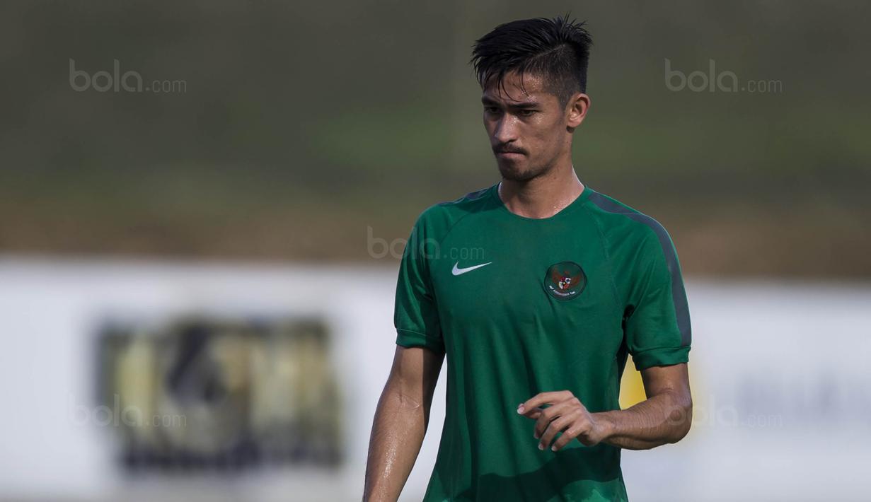Bek Timnas Indonesia U-22, Gavin Kwan, saat latihan di Stadion UKM, Selangor, Senin (14/8/2017). Ini merupakan latihan terakhir jelang laga SEA Games melawan Thailand. (Bola.com/Vitalis Yogi Trisna)