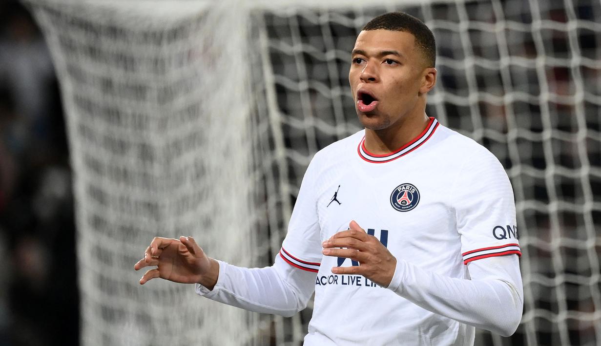 Sayangnya klub berjuluk Les Parisien itu tak mampu mencetak gol hingga waktu turun minum. Kendati demikian, PSG sempat beberapa kali menebar ancaman, seperti tendangan keras Mbappe yang masih membentur tiang gawang pada menit ke-40.