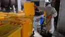 Pekerja mendisinfeksi kontainer berisi limbah medis di Wuhan Beihu Yunfeng Environmental Technology Co., Ltd. di Distrik Qingshan, Wuhan, Hubei, China, Rabu (4/3/2020). Untuk menjalankan tugasnya membuang virus corona (COVID-19), perusahaan mengubah fasilitas dan teknik pembuangan. (Xinhua/Cai Yang)