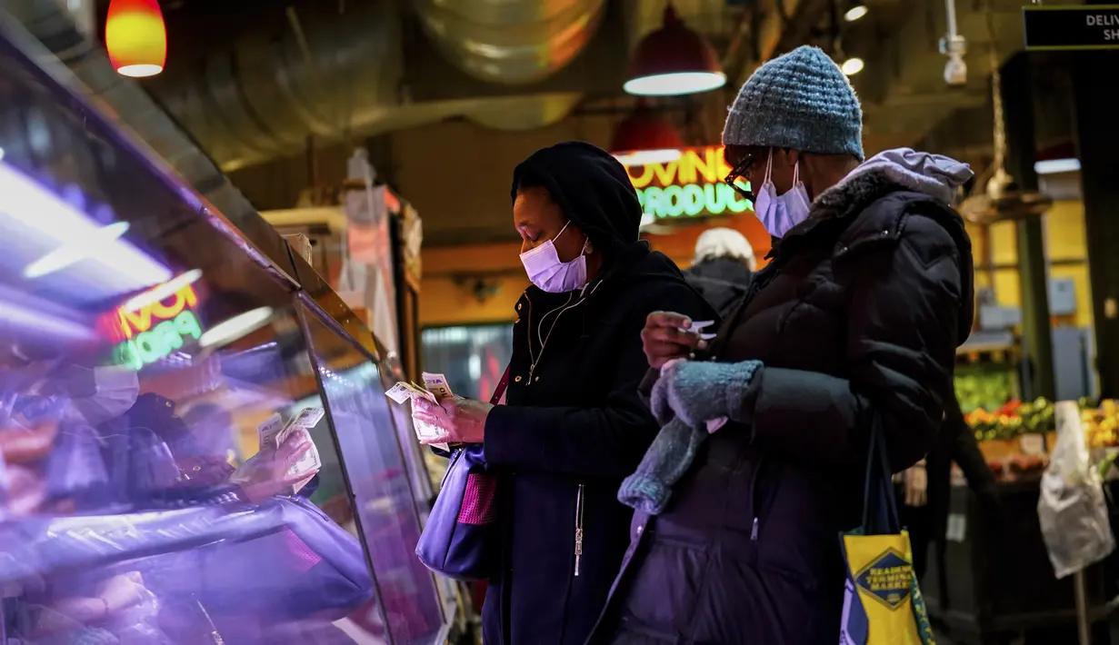 Pelanggan mengenakan masker di toko Reading Terminal Market di Philadelphia, Rabu (16/2/2022). Pejabat kota Philadelphia mencabut mandat vaksin untuk makan di dalam ruangan dan tempat lain yang menyajikan makanan dan minuman, tetapi mandat masker dalam ruangan tetap berlaku. (AP Photo/Matt Rourke)