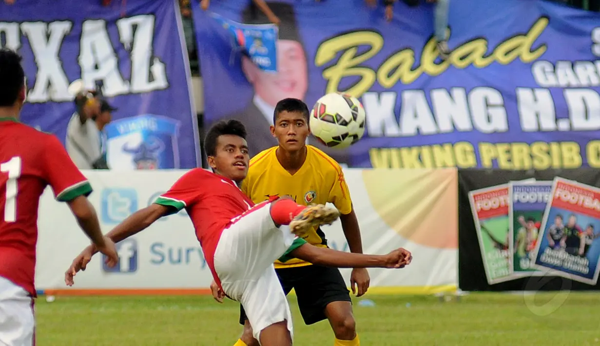 Gelandang Timnas U-19 Indonesia, M Alwi Slamat (kiri) berusaha melewati bek Semen Padang, Dimas Sumantri di Stadion Singaperbangsa, Karawang, (6/3/2015). Timnas U-19 Indonesia unggul 2-1 atas Semen Padang U-21. (Liputan6.com/Helmi Fithriansyah)