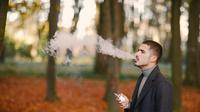 Pria pengguna rokok elektrik atau vape (Freepik/prostooleh)