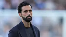 Pelatih kepala Fulham, Alvaro Arbeloa, berdiri di pinggir lapangan sebelum dimulainya pertandingan Liga Inggris antara Fulham dan Manchester United di London, Minggu, 20 September 2026. (Foto AP/Kin Cheung)
