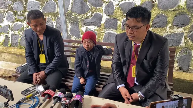 Daus Mini diapit kuasa hukumnya. (Liputan6.com/ M. Altaf Jauhar)