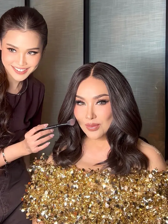 Detail Make Up Titi DJ Tampak Awet Muda di Usia 50-an