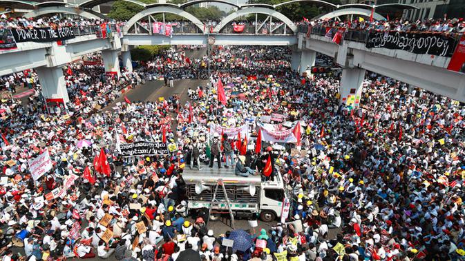 Pengunjuk rasa antikudeta berkumpul di sebuah persimpangan di pusat kota Yangon, Myanmar, Senin (22/2/2021). Mahasiswa kembali turun ke jalan meski ada peringatan dari militer Myanmar. (AP Photo)