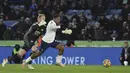 Dua menit berselang di sisa masa injury time, Steven Bergwijn kembali mencetak gol keduanya sekaligus gol kemenangan 3-2 atas Leicester City. Memanfaatkan umpan Harry Kane, ia berhasil melewati Kasper Schmeichel dan mampu melepaskan tendangan ke tiang jauh. (AP/Rui Vieira)