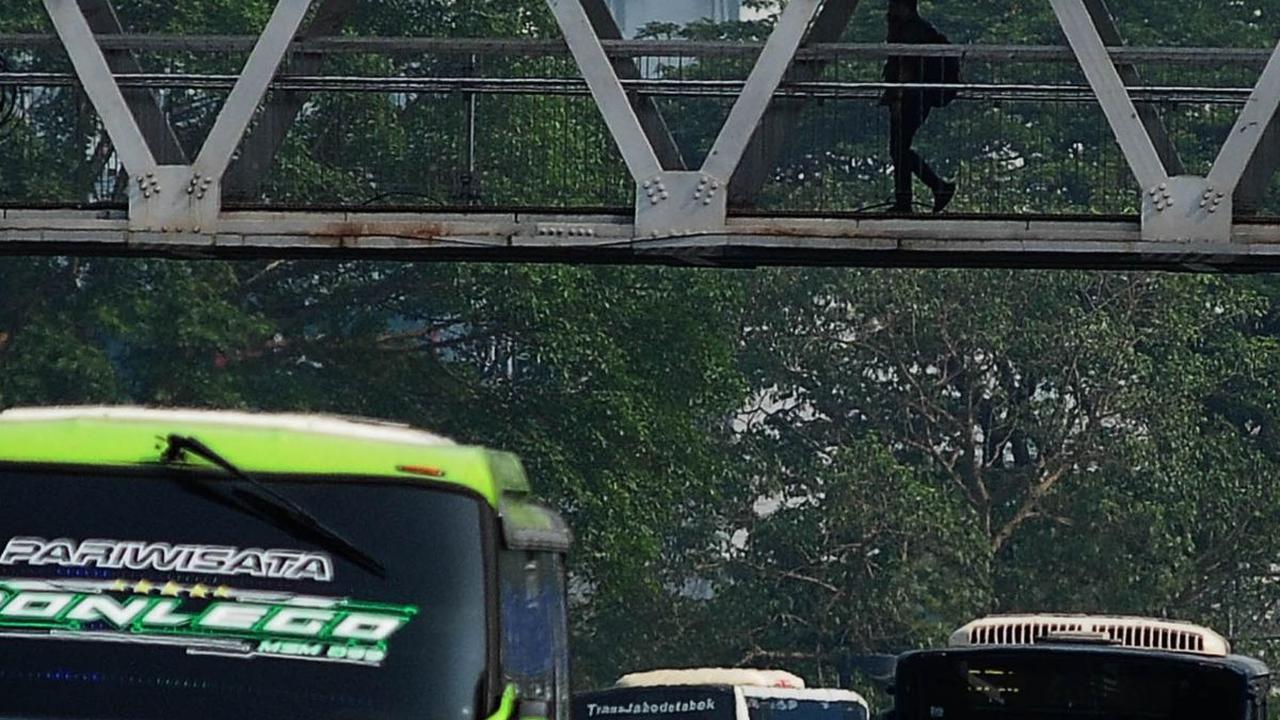 Sebelumnya, tingkat pengangguran di Ibu Kota meningkat drastis ketika pandemi Covid-19 melanda pada 2020 dan 2021. Lalu, tingkat pengangguran berangsur turun pada 2022 ketika masyarakat mulai beraktivitas normal lagi.<br>