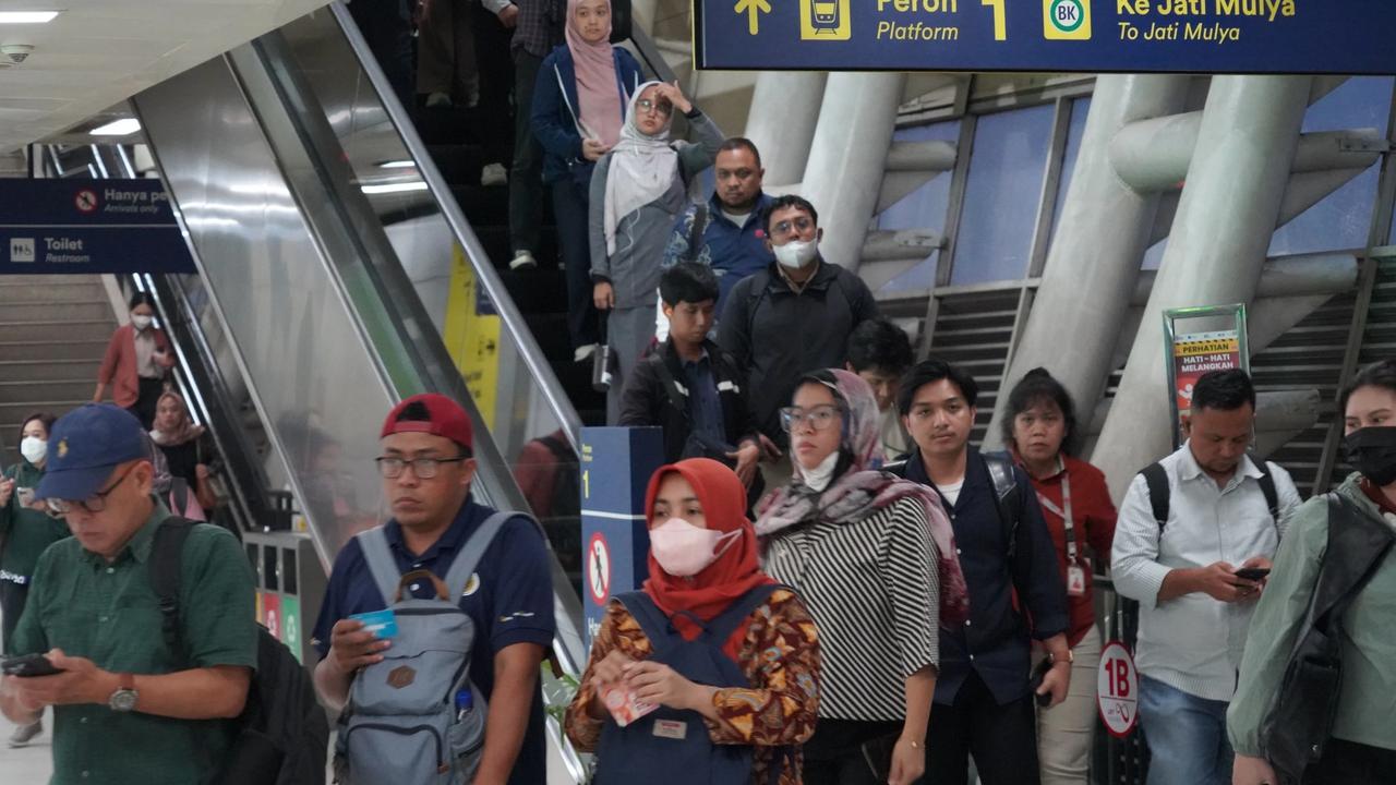 FOTO: Pengguna LRT Jabodebek Tembus 195 Ribu Saat Libur Panjang