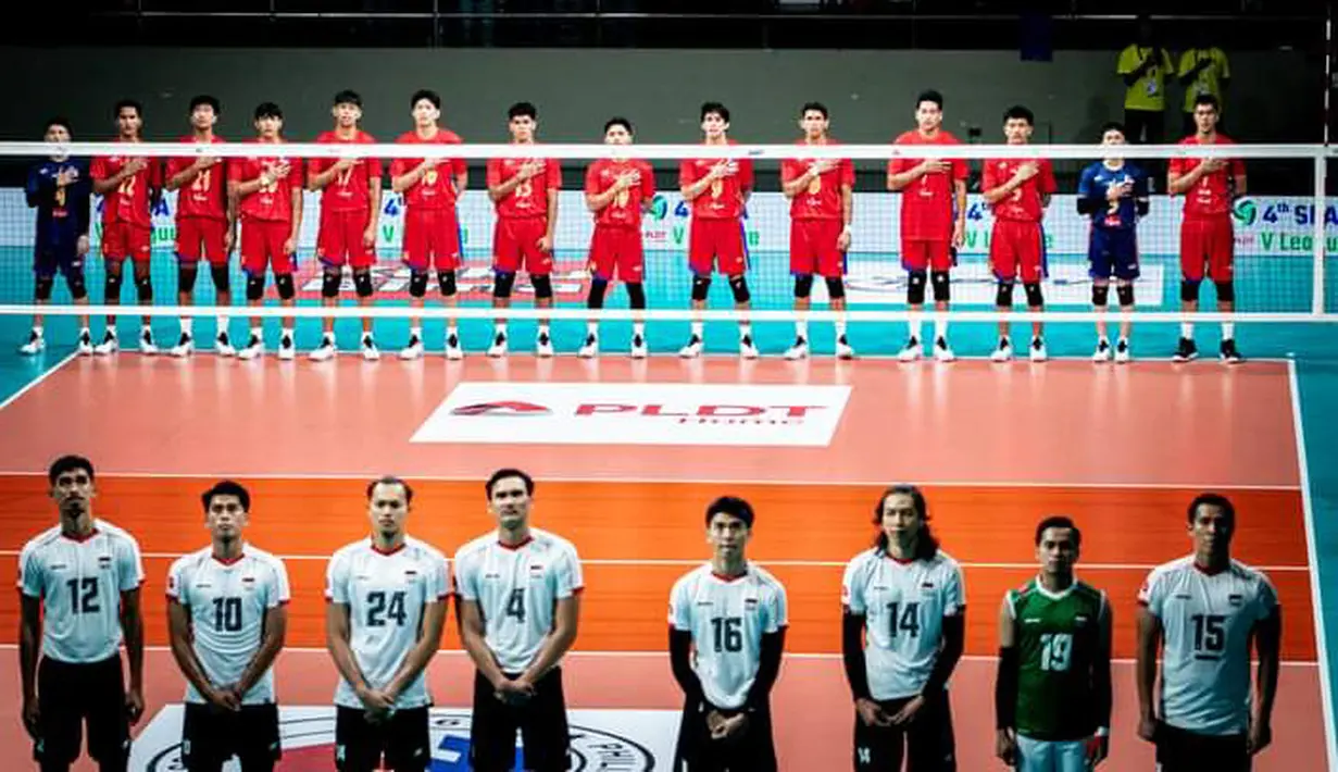 Para pemain Timnas voli putra Indonesia (depan) dan Filipina berbaris jelang dimulainya laga kedua putaran pertama SEA V League 2024 di Ninoy Aquino Stadium, Manila, Filipina, Sabtu (17/8/2024). (PNVF/Kimberly Pauig)